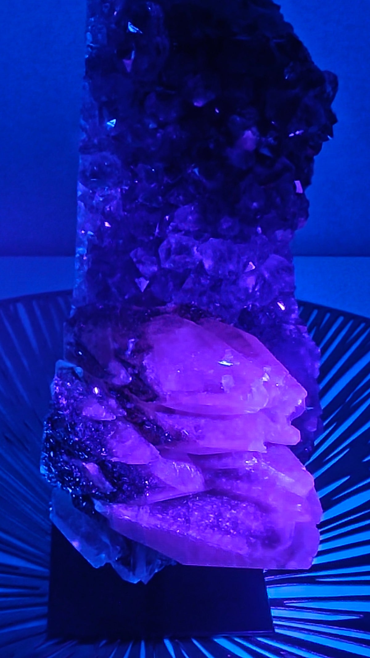 Cluster Amatista con Calcita UV