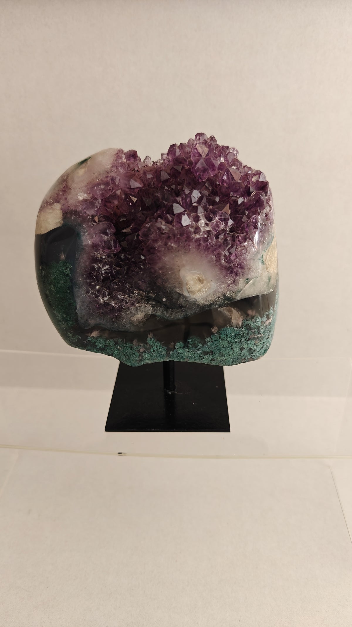 Cluster de Amatista con  Calcita y Jaspe