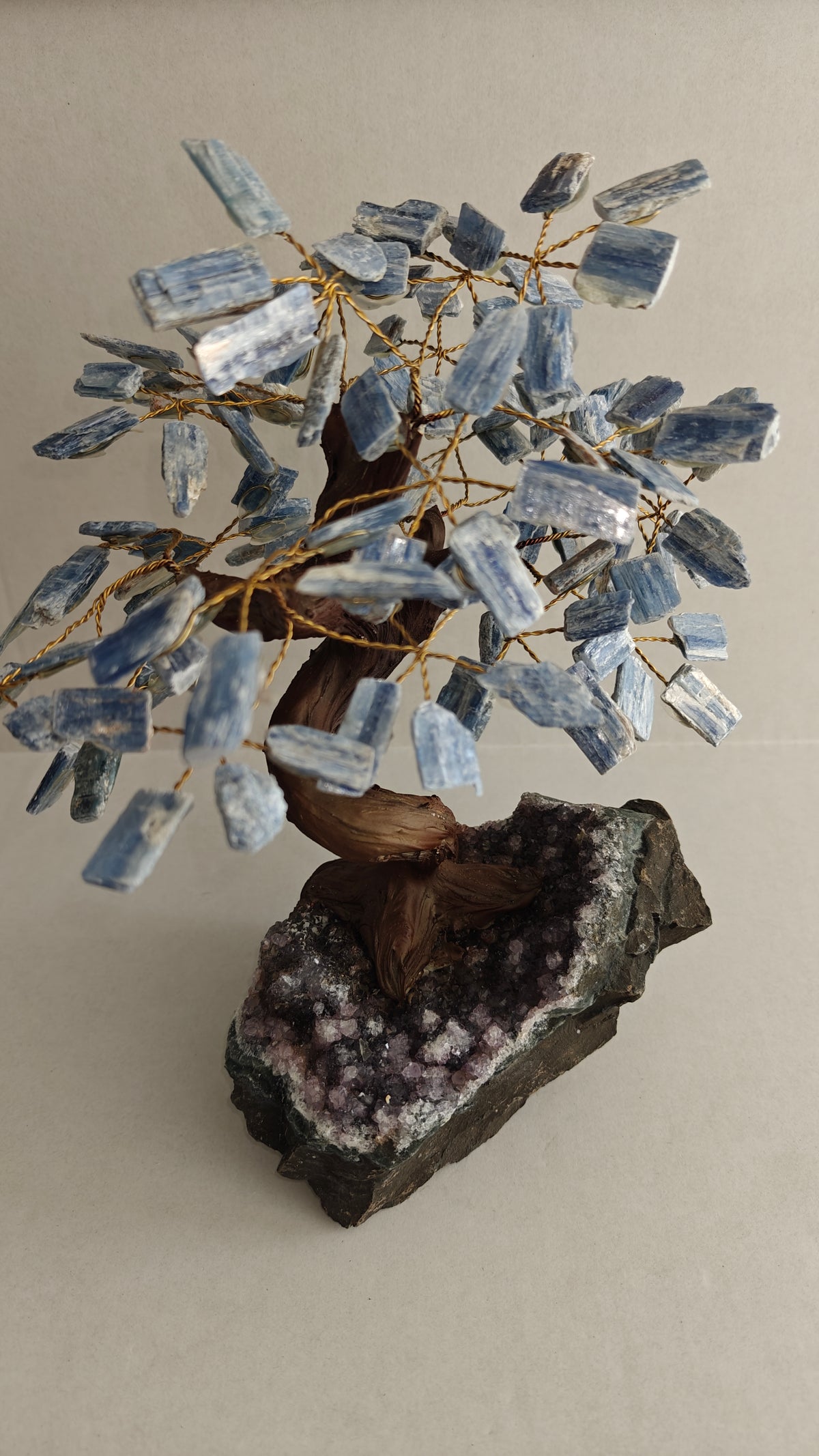 Bonsai Cianita (Kyanite) en base de Amatista