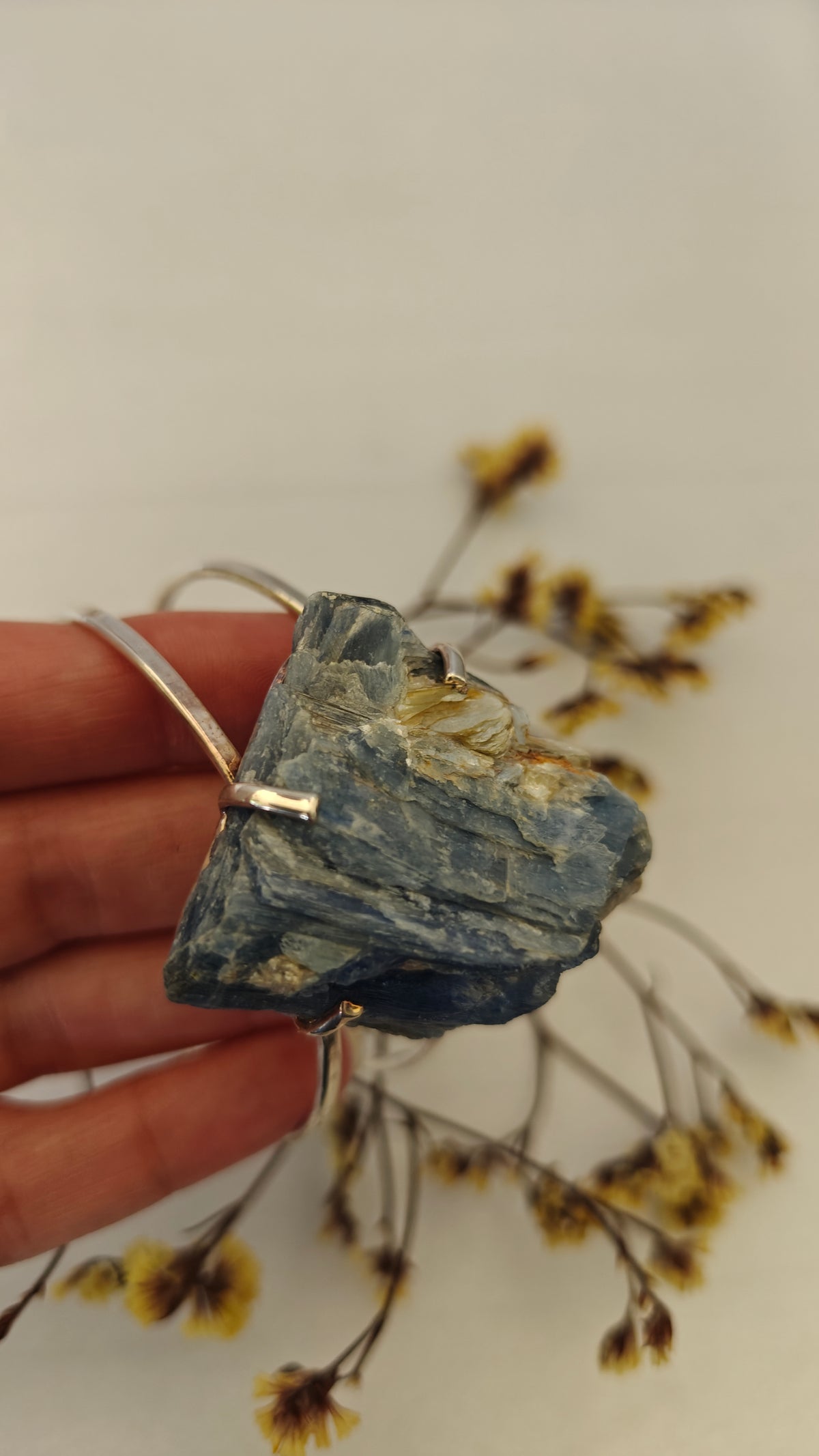 Pulsera Adjustable de Cianita Enchapada en Plata "Kyanite Silver Plated"
