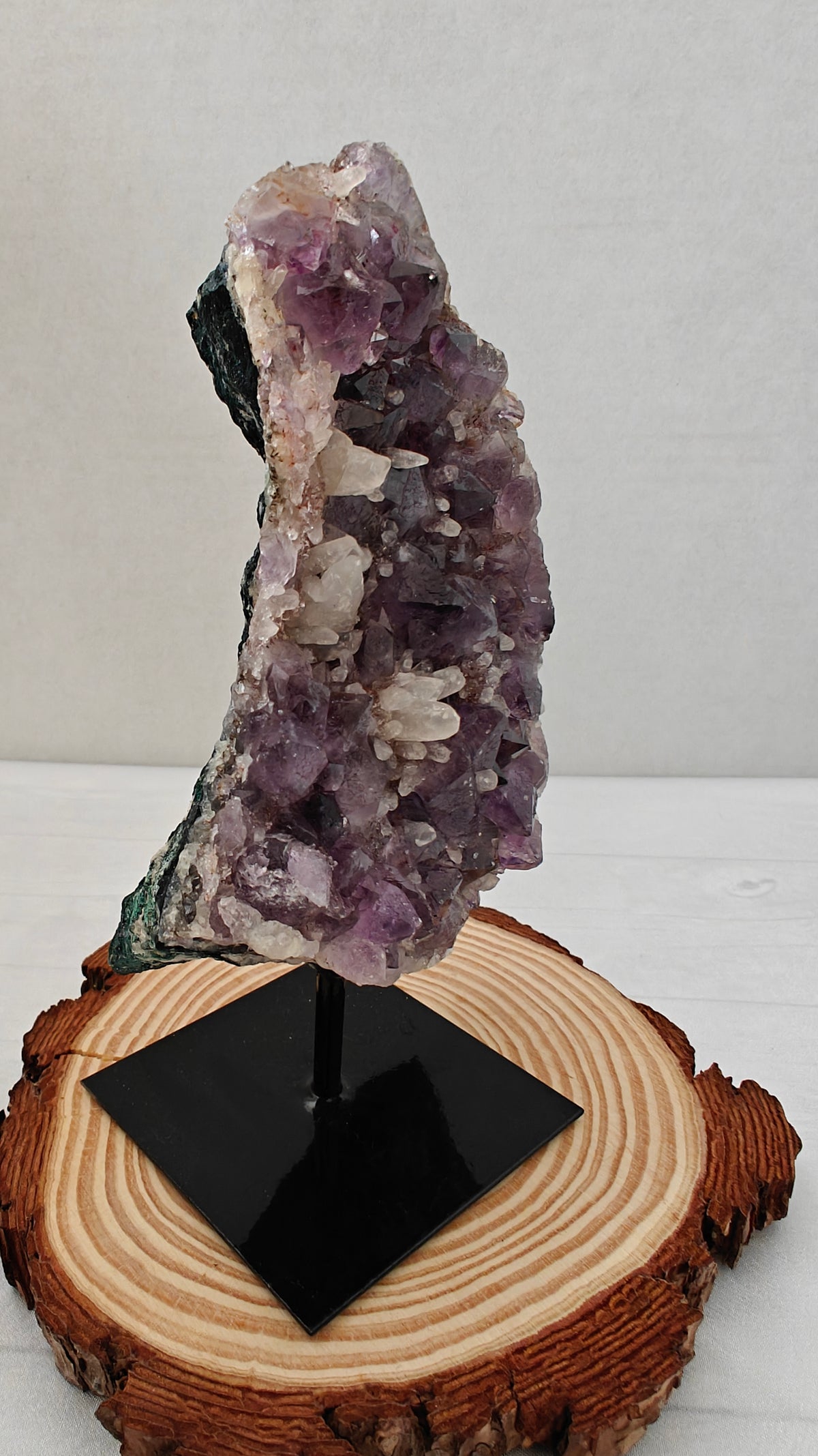 Cluster Amatista con Calcita