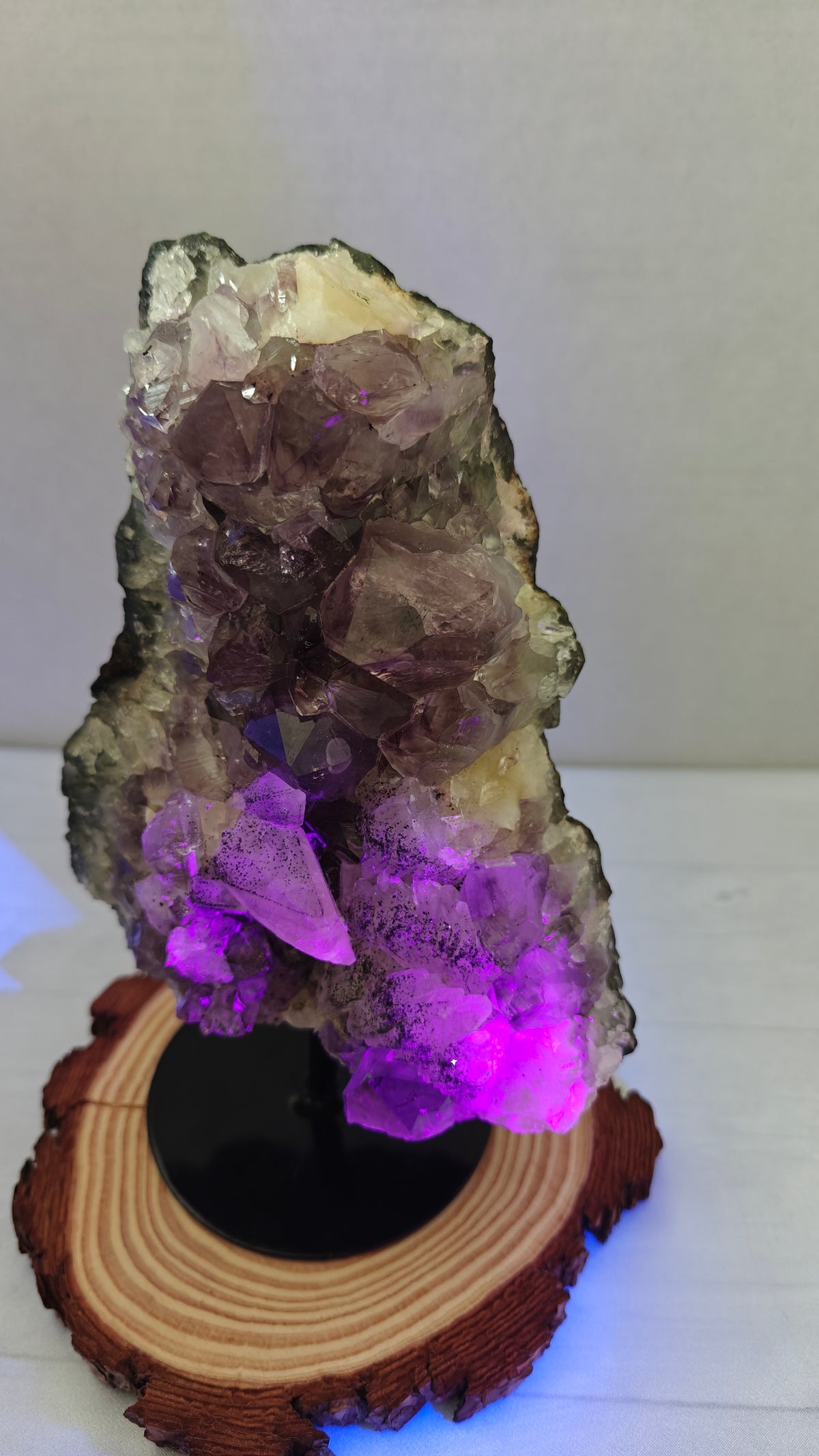 Cluster Amatista con Calcita y "Black Sugar"