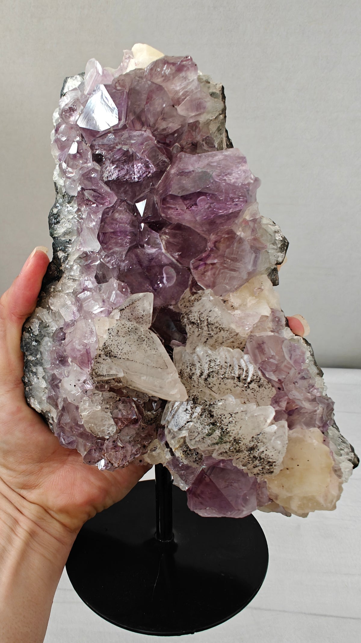 Cluster Amatista con Calcita y "Black Sugar"