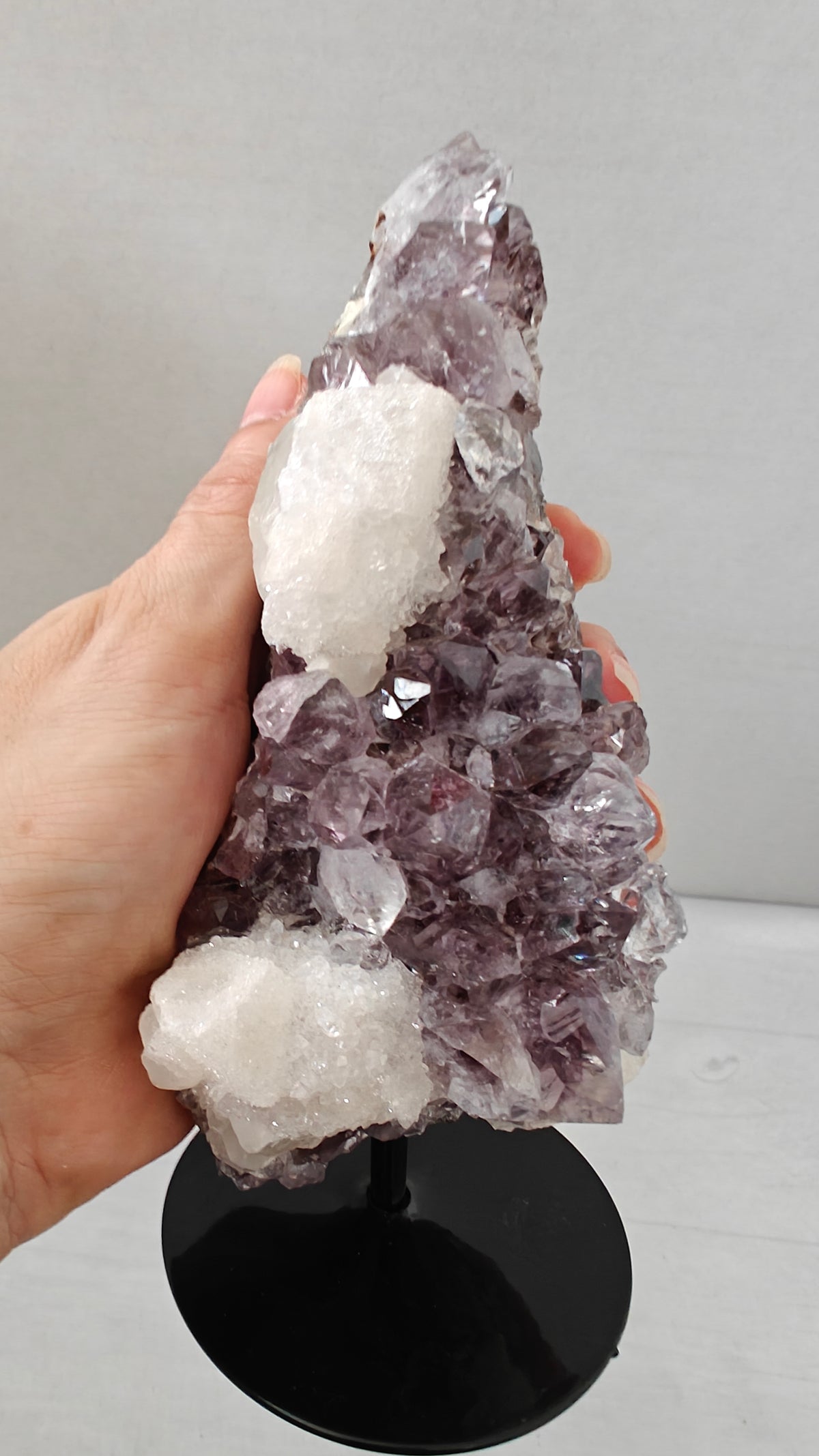 Cluster Amatista con Calcita y "White Sugar"