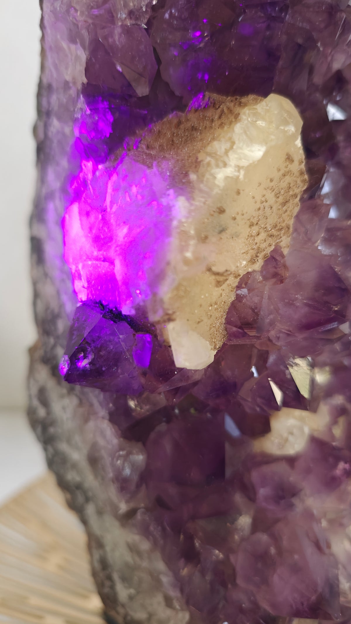Cluster Amatista con Calcita UV