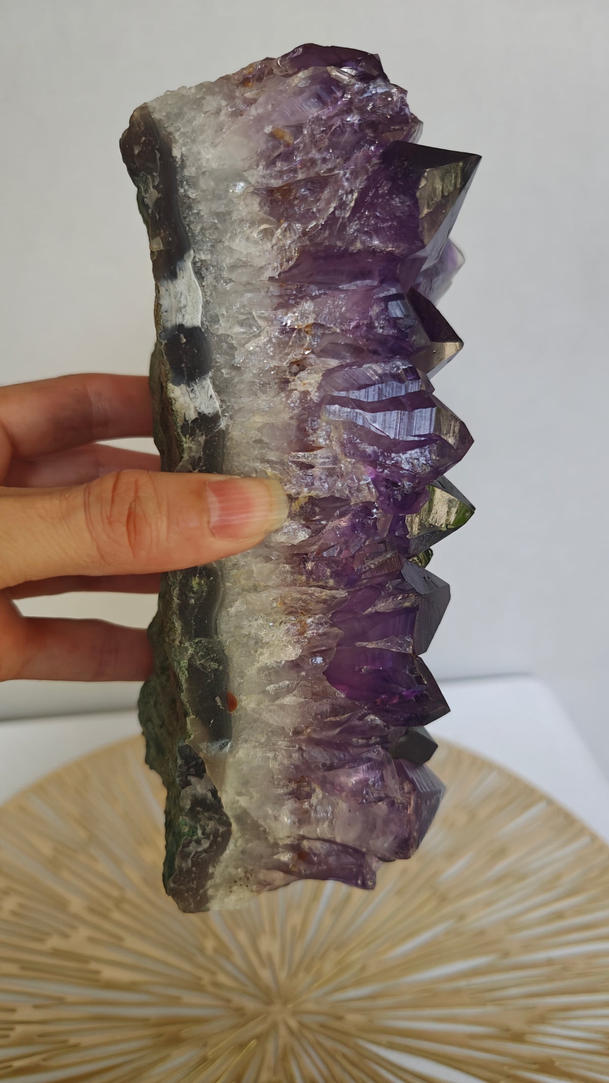 Cluster Amatista Oscuro Puntas Definidas en Stand